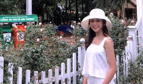 Cô nàng mặc cả bộ đồ trắng trẻ trung, sành điệu khi đi chơi.