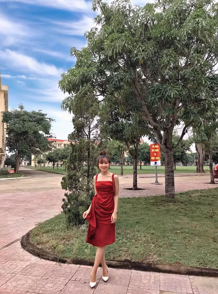 Võ Nhật Linh hiện tại là chuyên gia trang điểm. Mỗi khi ra đường, cô bạn đều chải chuốt kỹ ngoại hình, ăn mặc sành điệu. Ngoài nhan sắc ưa nhìn, 9X còn có vóc dáng cao ráo, thon gọn.