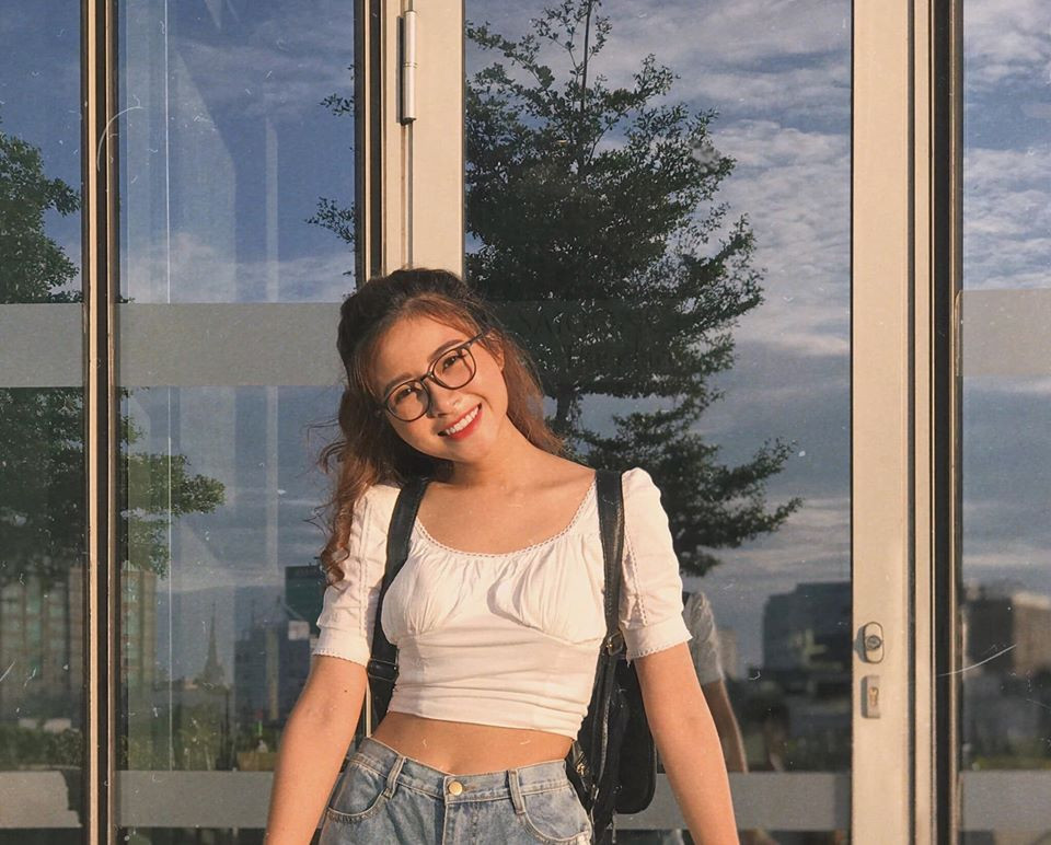 Áo phông, quần jeans luôn là các items không thể thiếu trong tủ đồ của Nhật Linh.