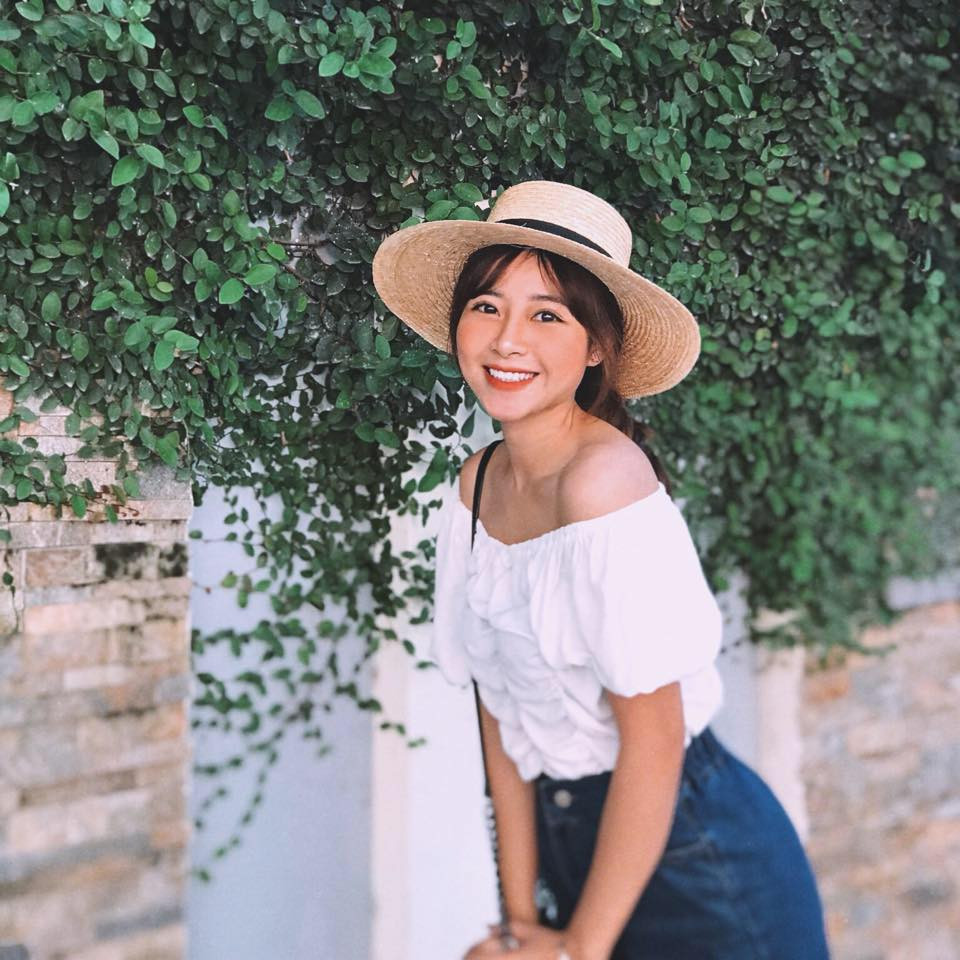 Nhờ vóc dáng cân đối, cô có thể mặc được mọi kiểu trang phục từ rộng rãi cho đến bó sát.