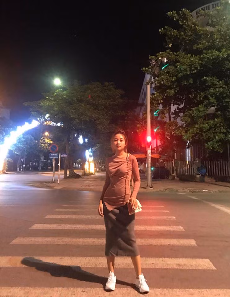 Chiếc váy bó sát phối với giày thể thao trẻ trung, sang chảnh.