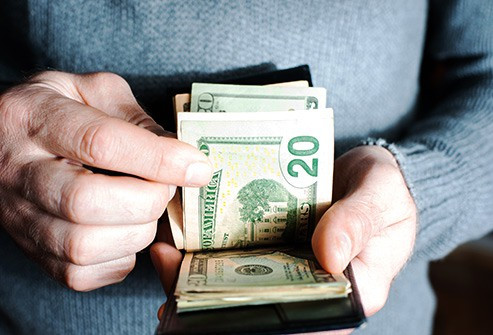 Tiền: Tiền qua tay vô số người mỗi ngày, nên đương nhiên đây là một trong những vật chứa nhiều vi khuẩn nhất. Nghiên cứu cho thấy, có ít nhất 3000 loại vi khuẩn trên một tờ tiền giấy.