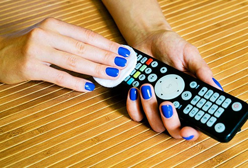 Điều khiển TV: Ai cũng có thể chạm vào điều khiển TV. Và khi không nằm trong tay ai đó, điều khiển sẽ nằm trên sàn, trên bàn hoặc ghế sô-pha - những môi trường lý tưởng của vi khuẩn.