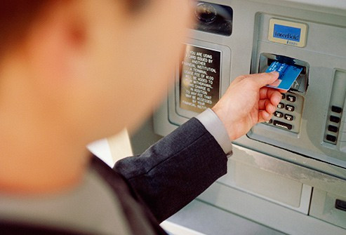Máy rút tiền tự động ATM: Đủ loại người chạm vào những nút bấm của cây ATM mỗi ngày. Đây cũng là môi trường chứa vô số vi khuẩn.