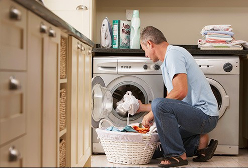 Quần áo: Nếu bạn cho rằng máy giặt và máy sấy có thể giúp cho quần áo sạch vi khuẩn thì có lẽ bạn đã lầm. Nghiên cứu cho thấy rất nhiều loại vi khuẩn có thể tồn tại kể cả khi bạn giặt máy và sấy quần áo. Bạn nên dùng bột giặt để giặt tay đồ lót với nước nóng và phơi khô.
