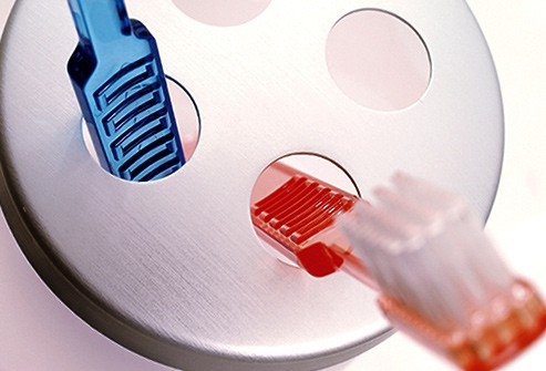 Giá đựng bàn chải: Kem đánh răng giúp bạn đánh bay vi khuẩn trong miệng, nhưng khi kem đánh răng rớt xuống giá đựng bàn chải thì đây lại trở thành môi trường lý tưởng cho vi khuẩn sinh sôi.