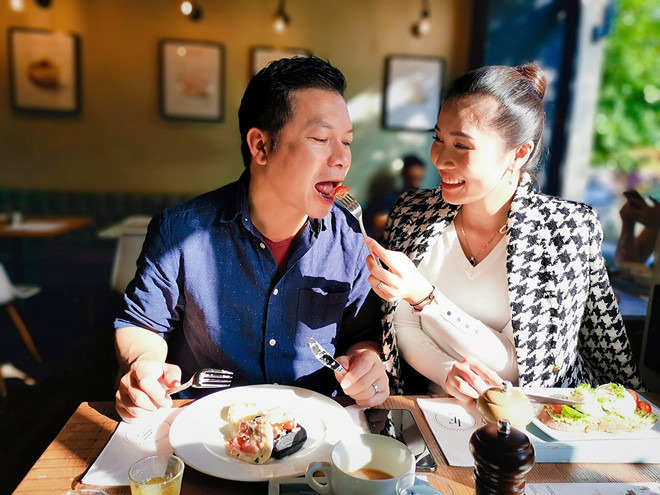 Nàng Á hậu luôn ăn mặc xinh đẹp và sang chảnh khi sánh bước cùng chồng doanh nhân.