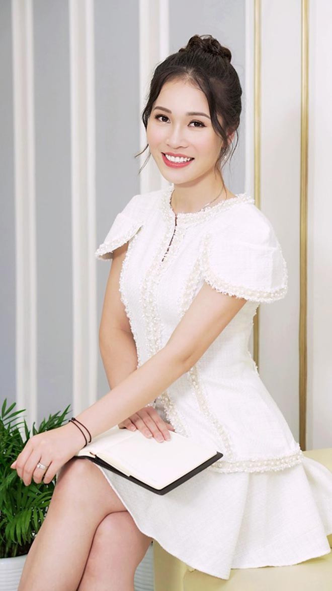 Người đẹp sinh năm 1988 có phong cách thời trang rất quý phái.