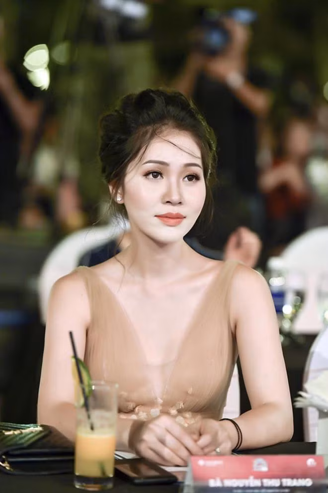 Cô mặc chiếc váy xẻ ngực sâu cực kỳ quyến rũ.