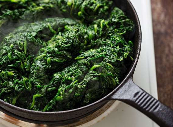 Rau chân vịt là loại rau lá xanh giàu canxi, sắt và magie. Rau chân vịt được nấu chín sẽ thúc đẩy mức độ lutein, một chất chống oxy hóa, ngăn ngừa bệnh đục thủy tinh thể và thoái hóa điểm vàng. Rau chân vịt khi nấu chín cũng có thể giúp bạn hấp thụ canxi tốt hơn.