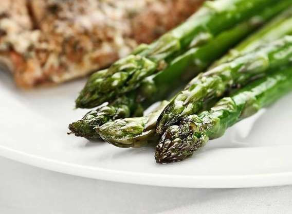 Măng tây có chứa rất nhiều chất dinh dưỡng nhưng chỉ khi chúng được nấu chín thì cơ thể mới hấp thụ được. Nấu chín măng tây sẽ làm tăng mức độ axit phenolic, yếu tố có liên quan tới giảm nguy cơ ung thư.