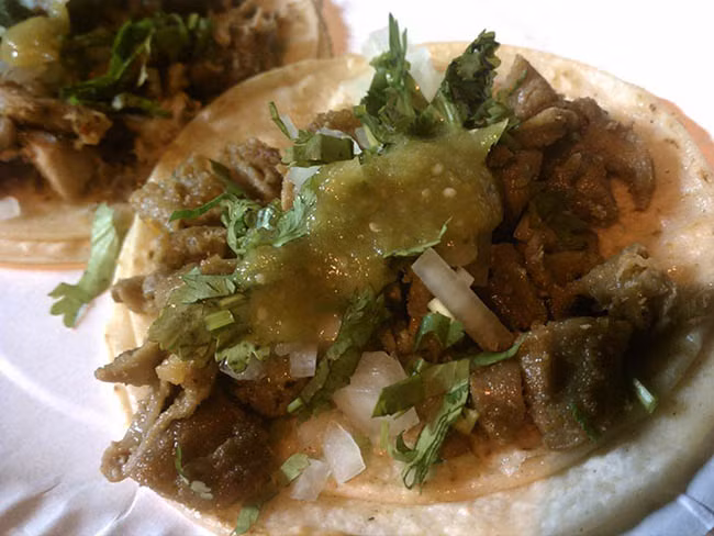 Dạ dày bò hầm, Mexico: Đây là món ăn thật sự trông rất hấp dẫn, nhưng nguyên liệu của nó có thể khiến nhiều người bỏ chạy. Món ăn được làm từ dạ dày bò (ở một số nước phương Tây, nội tạng động vật thường bị vứt bỏ).