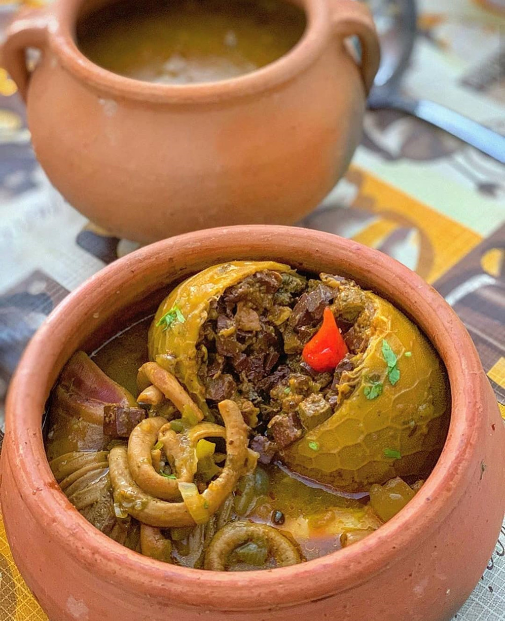 Công thức làm buchda de bode có thể áp dụng cho cả cừu lẫn bò nhưng dê vẫn được xem là hoàn hảo nhất. Món ăn này khá giống với haggis của Scotland.