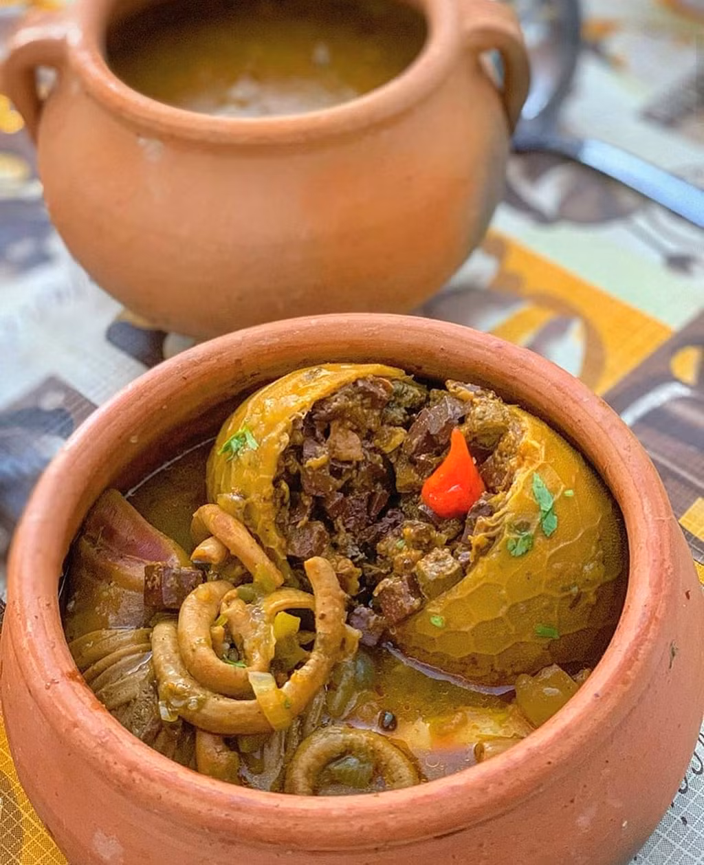 Công thức làm buchda de bode có thể áp dụng cho cả cừu lẫn bò nhưng dê vẫn được xem là hoàn hảo nhất. Món ăn này khá giống với haggis của Scotland.