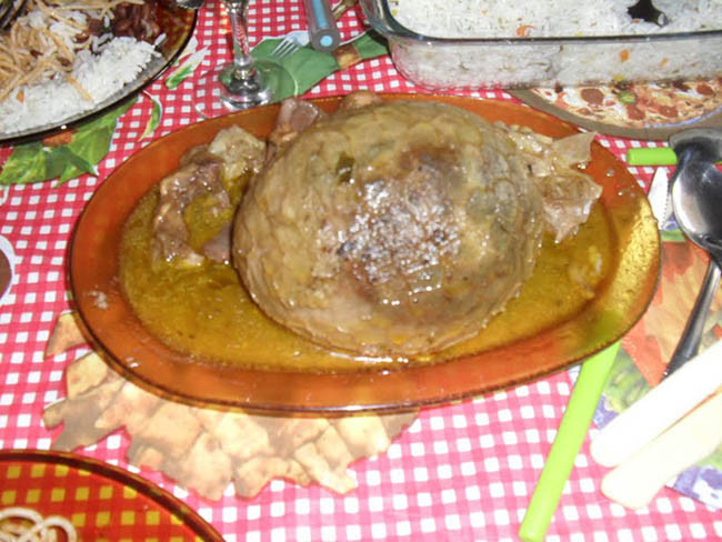 Buchada de bode là một món ăn từ dạ dày động vật bị đánh giá không bắt mắt của Brazil. Món này thực chất là ruột dê được nấu chín và nhồi lại vào dạ dày.