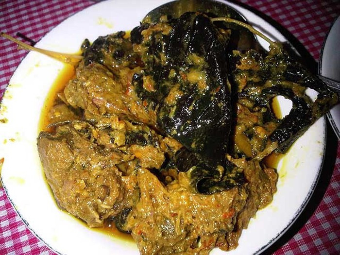 Paniki là một trong những đặc sản ở vùng Manado, phía bắc Sulawesi. Thành phần chính của món này chính là súp thịt dơi. Thịt dơi sẽ được nấu trong nước dừa, được cho thêm rất nhiều ớt để lấn át bớt mùi của dơi.