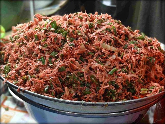 Lawar là món ăn truyền thống của người Bali, nó được làm từ thịt băm nhỏ, máu tươi, vụn dừa cùng với các loại thảo mộc khác. Lawar thường đặt theo tên thành phần của nó, ví dụ như Lawar trộn với thịt heo thì được gọi là Lawar Babi, nếu sử dụng mít non đi cùng thì gọi là Lawar Nangka.