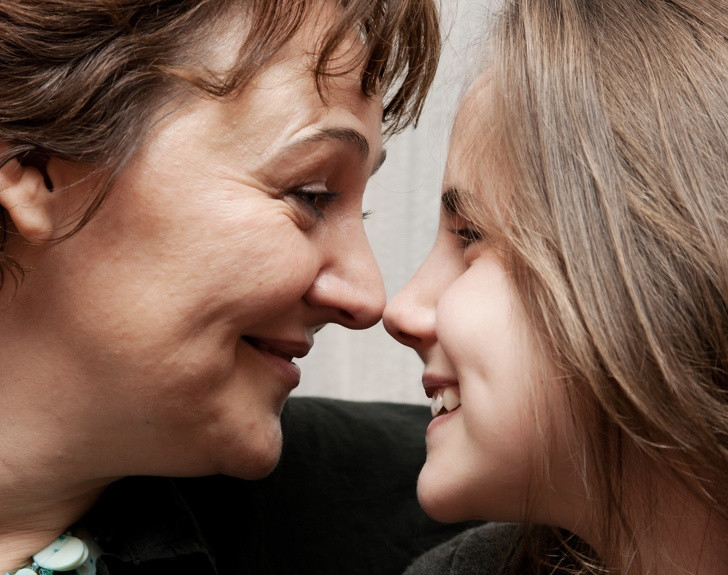 Nói chuyện với trẻ những vấn đề tình dục: Cha mẹ Hà Lan trò chuyện với con cái về mọi thứ thậm chí cả các chủ đề được coi là nhạy cảm ở quốc gia khác. Bắt đầu 4 tuổi, trẻ em được dạy chúng khác người khác giới như thế nào và cách nhận biết về nó ra sao. Khi trẻ lớn hơn, chủ đề này dần trở nên chi tiết và rõ ràng.