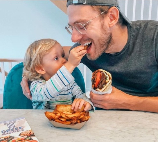 Thiết lập những luật lệ riêng cho gia đình: Một trong những điều quan trọng tạo nên giá trị trong việc nuôi dạy con cái của cha mẹ Hà Lan là lập nên những thói quen hàng ngày. Họ lên lịch trình cụ thể để đứa trẻ biết khi nào nên ăn, đi ngủ hay chơi với bạn bè giờ giấc như nào.