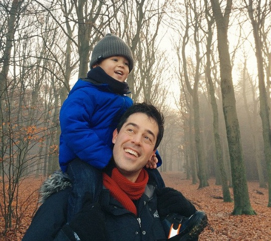 Cùng những thành viên gia đình dành thời gian bên nhau: Ở Hà Lan, trẻ em có rất nhiều thời gian chơi đùa với bố vì các ông bố thường cố gắng hoàn thành hết công việc chỉ trong 4 ngày và dành ít nhất 1 ngày/tuần để chăm sóc con cái. Thậm chí ngày này còn được gọi là Ngày của cha.