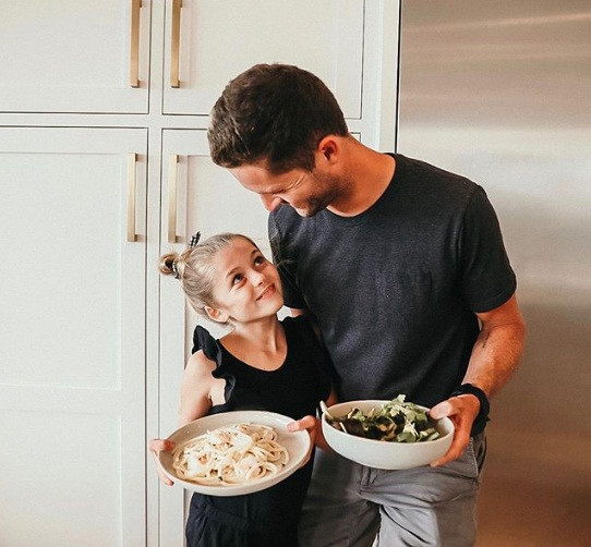 Có bài kiểm tra cho chính cha mẹ: Thực hành những gì bạn dạy là một trong những nguyên tắc quan trọng nhất trong cách nuôi dạy con cái của người Hà Lan. Ở quốc gia này, các bà mẹ hiểu rằng nếu họ muốn nuôi dạy những đứa trẻ sáng tạo, kiên cường, hạnh phúc thì họ nên là tấm gương cho con cái trước. Ảnh: BS. Mô tả video