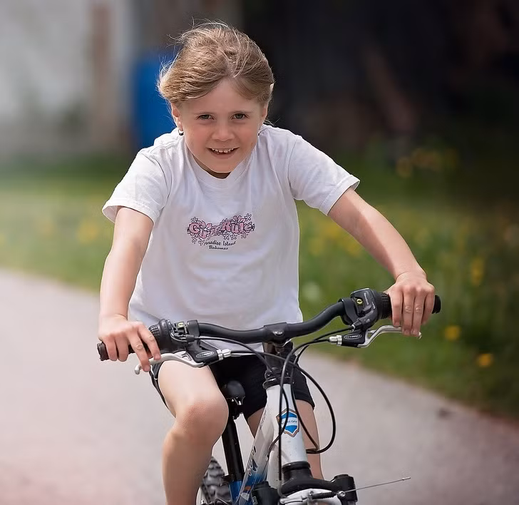 Để con đạp xe xuyên màn mưa: Trẻ con Hà Lan thường đạp xe đến trường. Nhưng có một trở ngại nhỏ ở nơi đây là thời tiết. Ở Hà Lan, trời mưa rất nhiều, có gió mạnh và nhiệt độ trung bình vào mùa đông là 2-4 độ C. Tuy nhiên, các bậc phụ huynh sẵn sàng cho con đạp xe dưới mưa để rèn luyện sự mạnh mẽ trước mọi khó khăn.