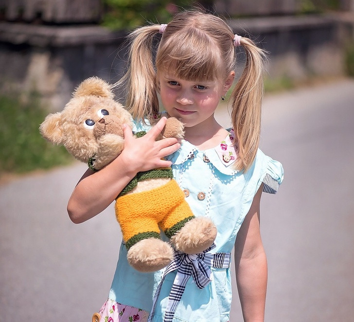 Dạy trẻ cách tiêu xài tiết kiệm: Người Hà Lan phần lớn chọn lối sống đơn giản với các hoạt động chi phí thấp và những cách tiếp cận cơ bản. Ở đây, trẻ em đã quen chơi với những món đồ chơi cũ vì chúng biết rằng nếu muốn thứ gì đó, chúng phải làm việc để có được nó. Điều này giúp trẻ em Hà Lan sống thực tế và tự tin hơn, không đòi hỏi quá nhiều về vật chất.