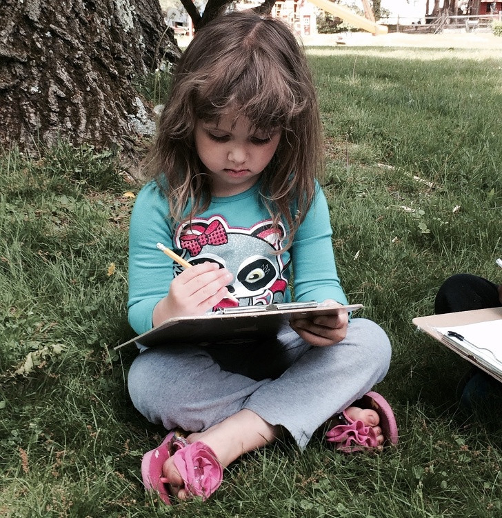 Không tạo sức ép lên con trẻ: Ở một số quốc gia khác, cha mẹ thường đặt nhiều áp lực và kỳ vọng lên con trẻ, chú trọng sự phát triển nhận thức và tư duy sáng tạo của bé ngay từ khi còn nhỏ. Nhưng về phần này, các bậc phụ huynh Hà Lan dường như hơi "lười biếng" và không quan tâm vì họ chỉ muốn con cái được là chính mình. Cha mẹ Hà Lan cũng không quá khuyến khích chuyện học hành của con cái.