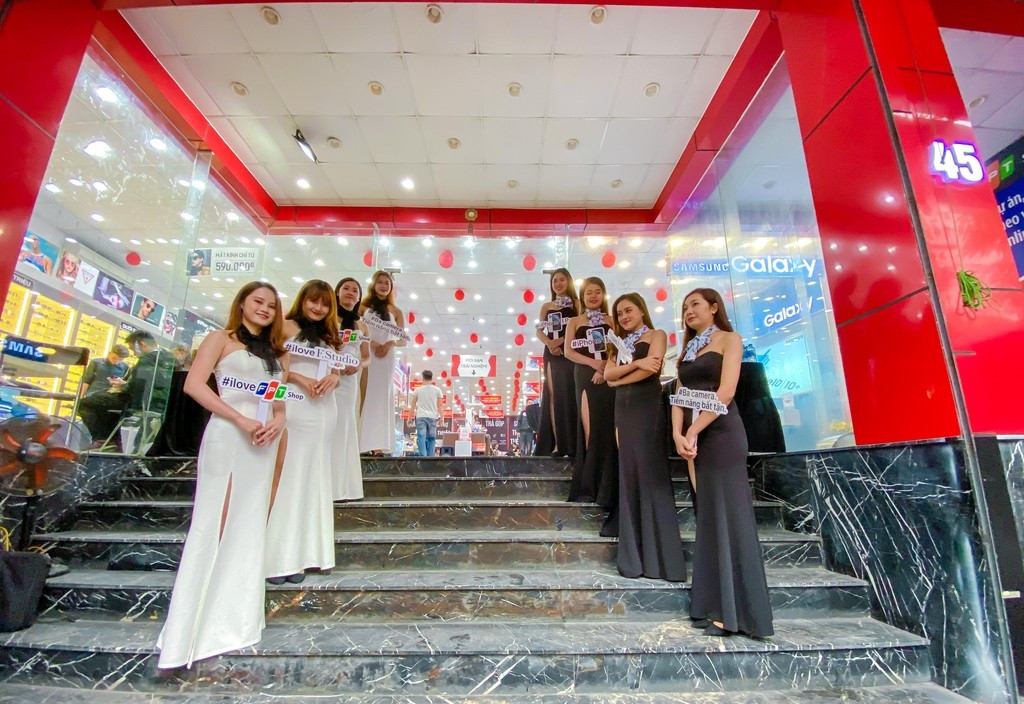 iPhone 11 chinh hang tai Viet Nam, gia may xach tay tut doc