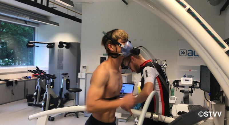 Cong Phuong, Van Hau va mang xa hoi