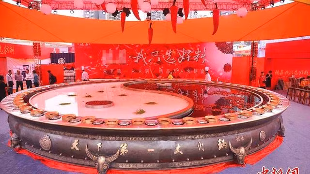 Nồi lẩu khổng lồ này có thể cho phép 56 người ăn cùng một lúc, có đường kính gần 10 mét, cao 1 mét, nặng 13 tấn.