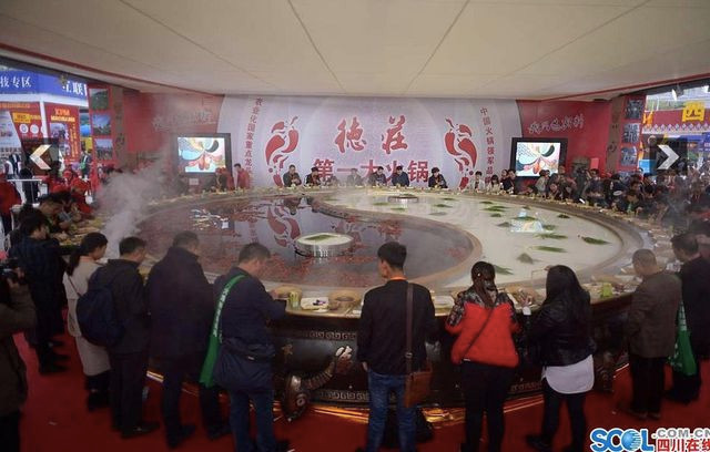 Nồi lẩu nặng 13 tấn là công sức của nhiều đầu bếp cùng nỗ lực, cần 2000 kg gia vị lẩu, 200 kg hạt tiêu và 500 kg ớt tươi.