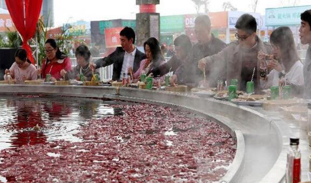 Chiếc nồi cũng tiêu thụ 220 kilowatt điện khi hoạt động để cùng lúc phục vụ cho 56 người.