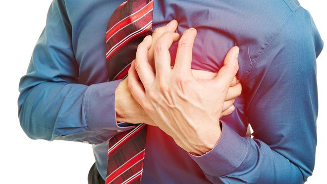 Các vấn đề về tim mạch: Các hạt nhỏ được tìm thấy trong không khí ô nhiễm có thể kích thích phổi và các mạch máu quanh tim. Theo thời gian, chúng có thể làm hỏng các mô của tim, cứng động mạch, tăng nguy cơ đau tim, huyết áp cao và đột quỵ. Nguy cơ càng tăng cao và rõ rệt ở người già, người mắc bệnh tiểu đường, béo phì, cao huyết áp. Ảnh: Webmd.