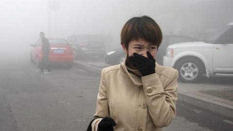 Ung thư: Cơ quan Nghiên cứu Ung thư Quốc tế (IARC) cho biết ô nhiễm không khí ngoài trời có thể là nguyên nhân gây ung thư. Các hạt nhỏ nhất trong không khí là PM10 và PM2.5 có liên quan ung thư phổi do ô nhiễm. Nguyên nhân có thể là các hạt này gây thiệt hại gốc tự do, làm hỏng ADN trong tế bào, dẫn đến ung thư. Tiếp xúc lâu dài với amiăng trong không khí có thể gây ung thư biểu mô phát triển trong niêm mạc phổi, dạ dày hoặc tim. Ảnh: CBS News.