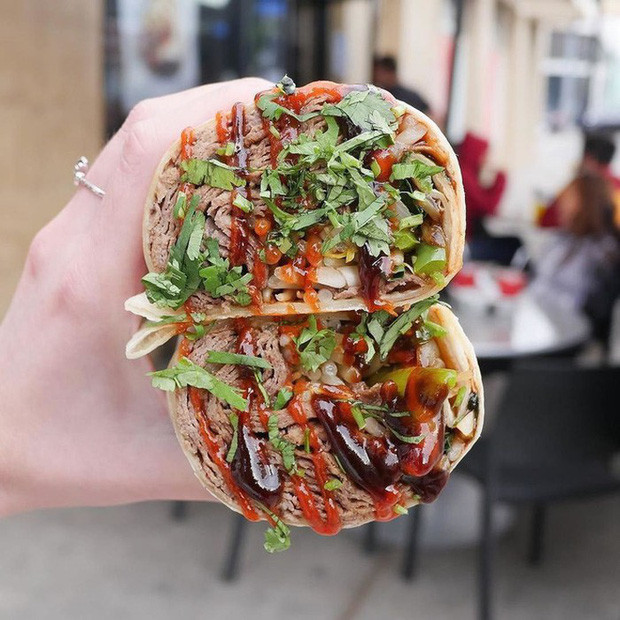 Phở burrito và tacos: Biến tấu phở Việt lạ lùng này được bày bán ở rất nhiều nơi trên nước Mỹ. Trong đó, các nguyên liệu làm phở như thịt, giá đỗ, rau thơm, hành… được gói vào trong một chiếc bánh burrito và cuộn lại.