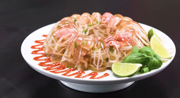 Sau cùng, người ta cắt thạch phở ra và ăn cùng rau sống, tương ớt. Đây là cách làm sáng tạo kết hợp giữa một món ăn truyền thống Việt Nam và cách làm thạch.