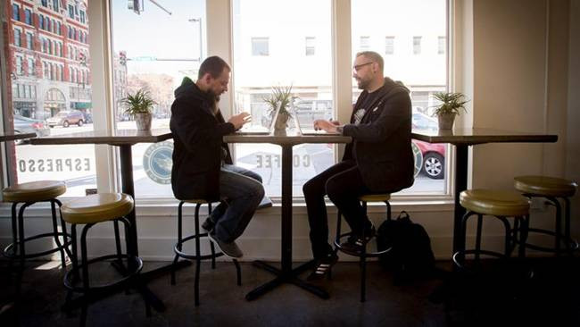 Số tiền 10.000 USD bao gồm 2.500 USD là chi phí chuyển nơi ở, trợ cấp hằng tháng là 500 USD và tiền 1.500 USD trao sau khi hoàn thành 1 năm sống ở thành phố này.