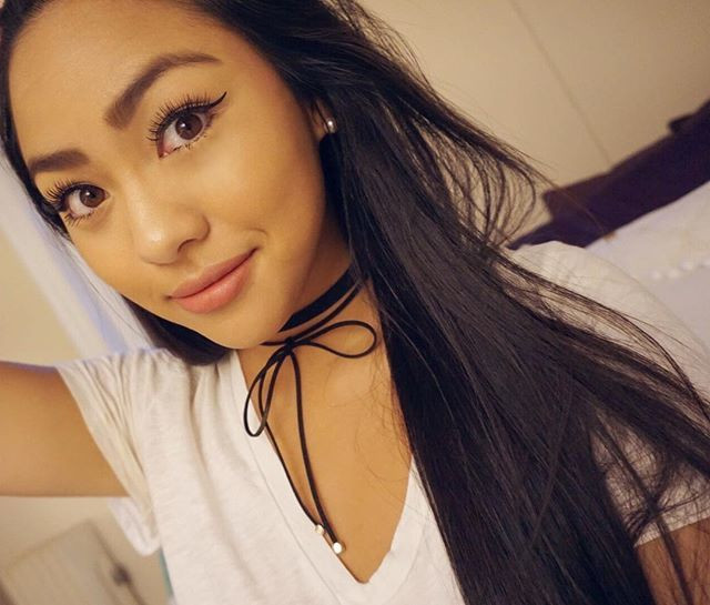Cô nàng ưa kiểu trang điểm nhẹ nhàng với làn da nâu rám nắng.
