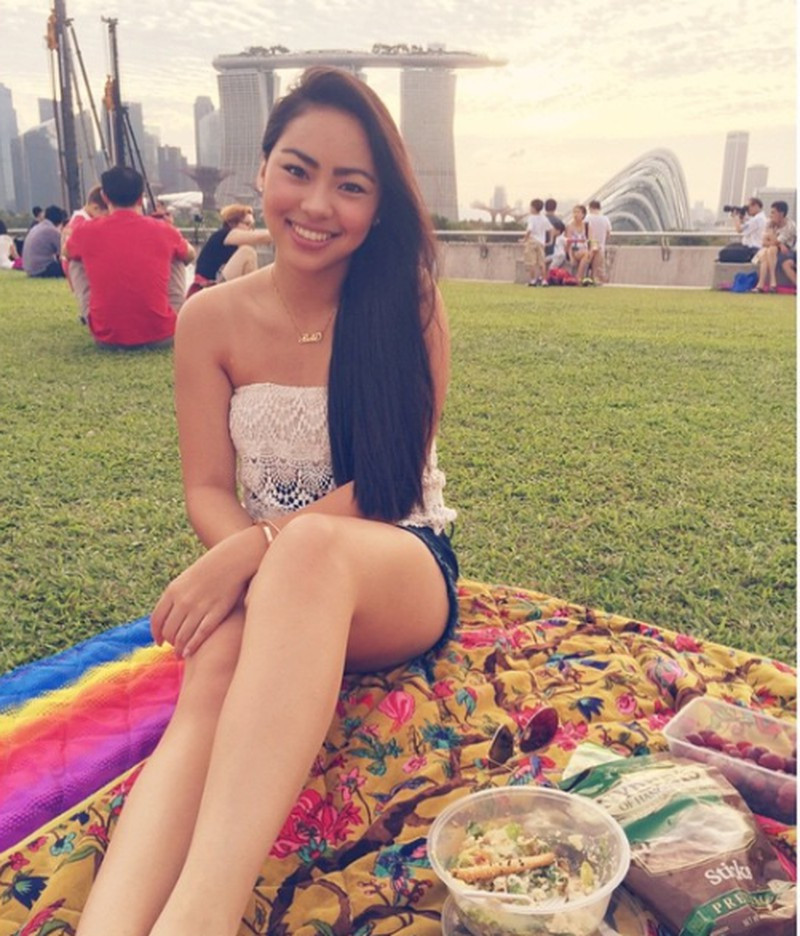 Cách ăn mặc phóng khoáng của Belle vừa gợi cảm vừa không quá hở hang.