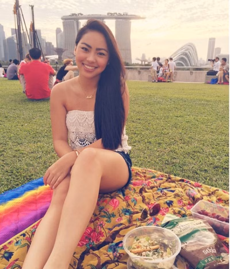 Cách ăn mặc phóng khoáng của Belle vừa gợi cảm vừa không quá hở hang.