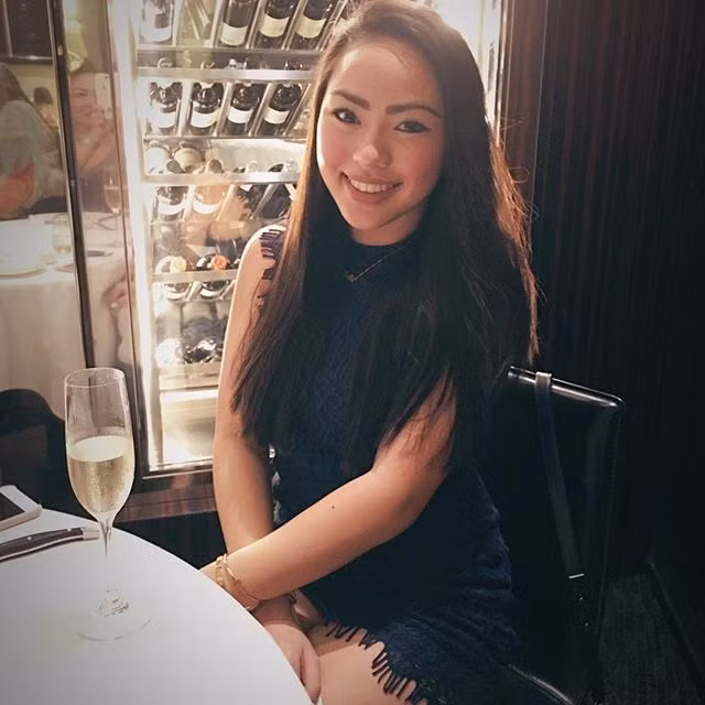 Chiếc váy cực ngắn giúp khoe đôi chân dài săn chắc của người đẹp. Ảnh: Internet. Video "Minh Hằng chia sẻ về phong cách thời trang". Nguồn: VTC.