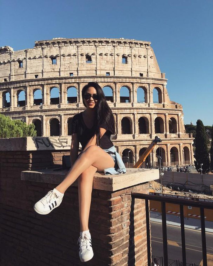 Áo phông với quần short là set đồ được cô nàng thường xuyên mặc khi dạo phố.