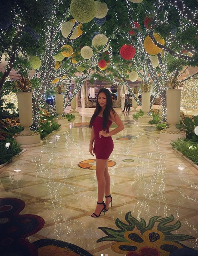 Chiếc váy ôm sát tôn lên các đường cong nóng bỏng của bạn gái Tristan Do.