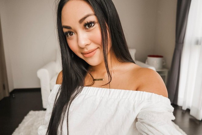 Từng có thời gian dài học tại Đại học Boston (Mỹ) nên Belle Widdows chịu nhiều ảnh hưởng của phong cách thời trang phóng khoáng phương Tây.