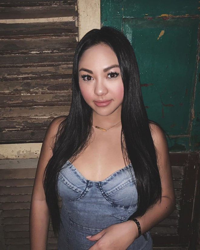 Cô nàng khá ưu ái các kiểu đầm cúp ngực quyến rũ.