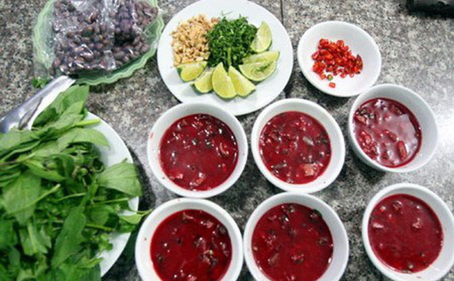 Bác sĩ khuyến cáo người dân tuyệt đối không ăn tiết canh, không sử dụng thực phẩm từ gia súc, gia cầm bị ốm, chết. Khi phải tiếp xúc, giết mổ gia súc, gia cầm cần có các phương tiện bảo hộ đầy đủ; xử lý chất thải hợp lý. Khi các đối tượng tiếp xúc với nguy cơ gây bệnh có dấu hiệu bất thường sốt, đau đầu, nôn… cần đến viện khám và điều trị càng sớm càng tốt, tránh để bệnh tiến triển nặng gây khó khăn trong điều trị.