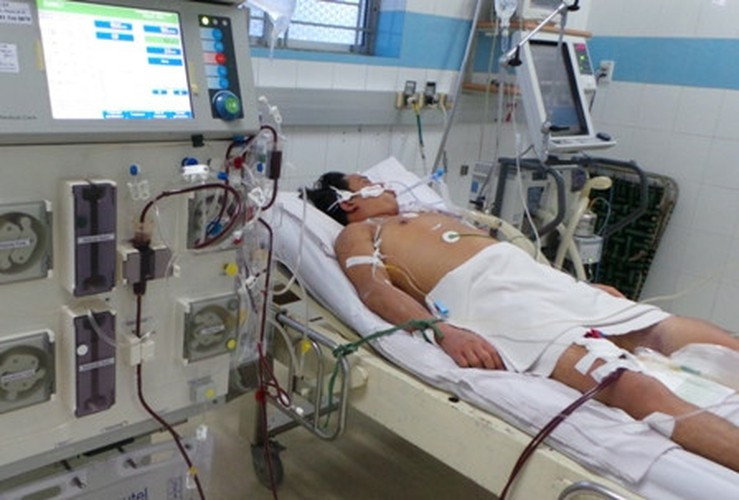 Trong các biến chứng do sốt xuất huyết thì nặng nhất là tràn dịch màng phổi, máu đọng trong thận. Hai biến chứng này rất nguy hiểm và có thể ảnh hưởng đến tính mạng hoặc để lại những hậu quả nặng nề sau này cho người bệnh. Một biến chứng thường gặp nữa là tổn thương một số cơ quan nội tạng như suy gan, não, suy hô hấp, thận.