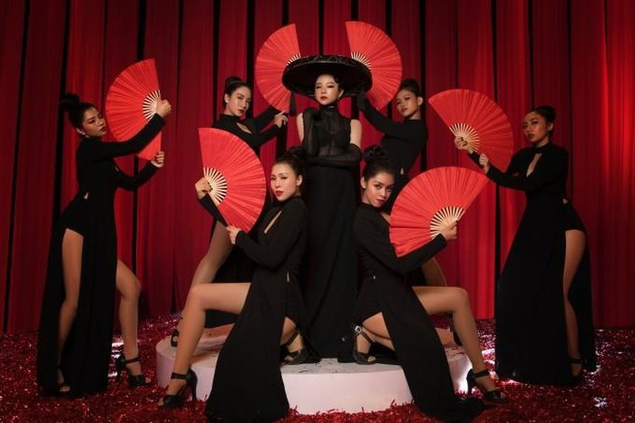 Những cảnh ăn mặc hở hang, nhảy sexy, hay khêu gợi thể trong MV mới cũng khiến cô nhận về không ít gạch đá.