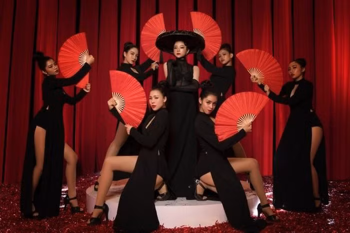 Những cảnh ăn mặc hở hang, nhảy sexy, hay khêu gợi thể trong MV mới cũng khiến cô nhận về không ít gạch đá.